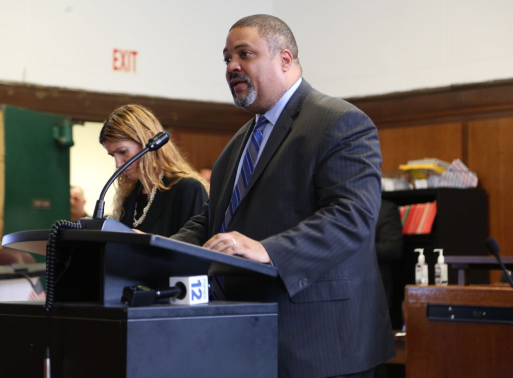 nyc-bodega-worker-targeted-by-manhattan-da-plans-to-leave-democrat
